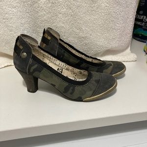 St-Oliver combat pattern heel pumps